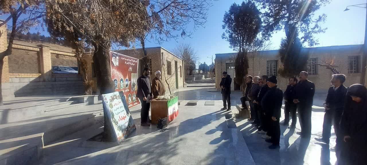 مراسم عطرافشانی قبور مطهر شهدای غریب در اسارت شهرستان ازنا برگزار شد