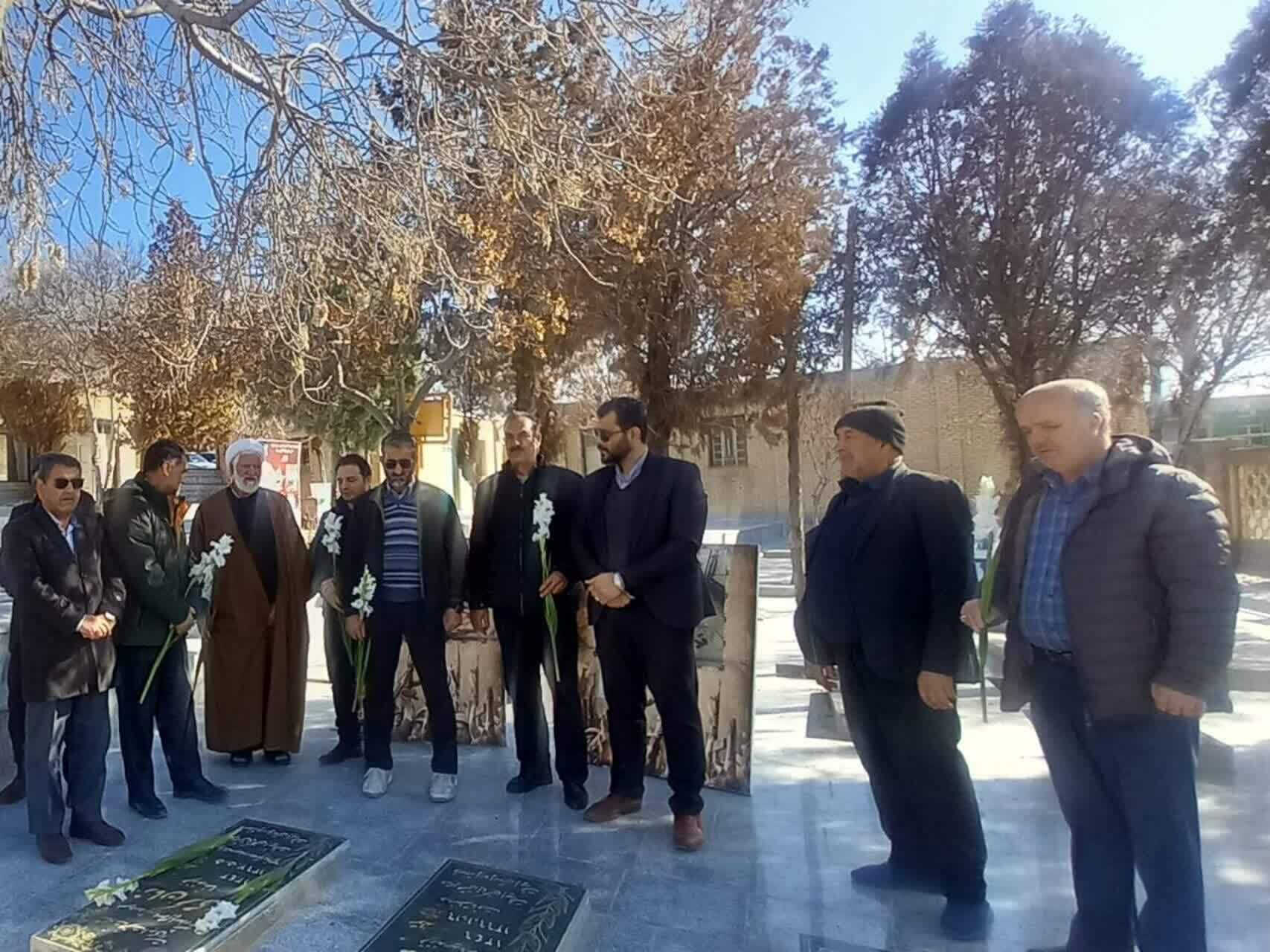 مراسم عطرافشانی قبور مطهر شهدای غریب در اسارت شهرستان ازنا برگزار شد