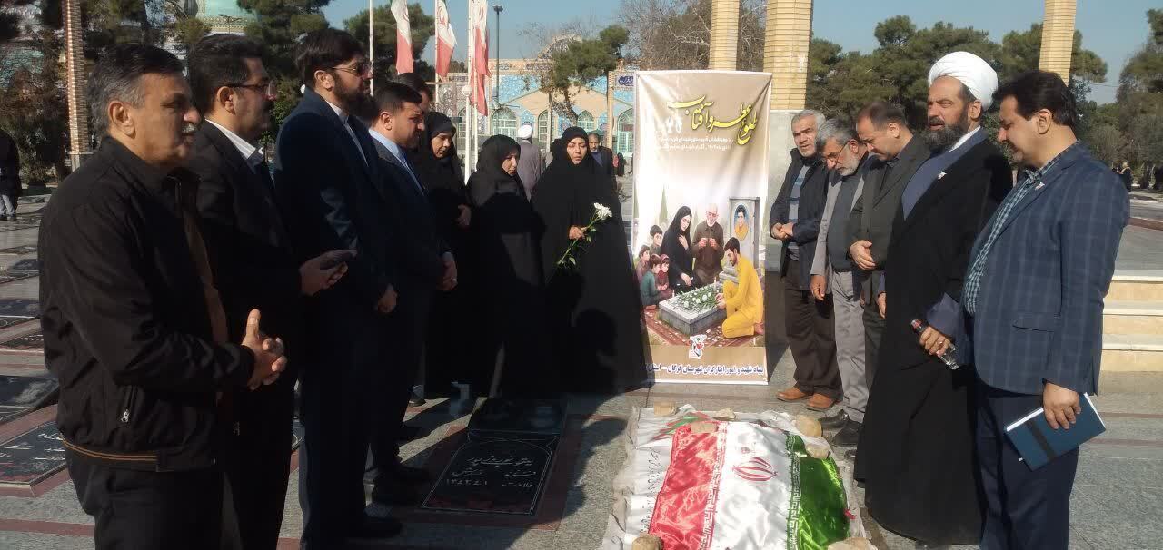 آیین عطرافشانی و گلباران مزار شهدای غریب در اسارت گرگان برگزار شد