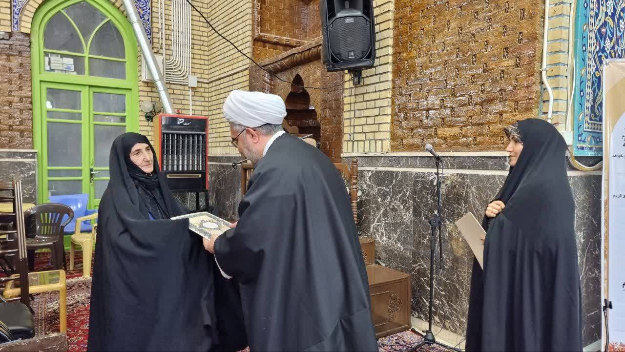 مراسم تجلیل از خانواده شهدای غریب شهرستان دماوند در نماز جمعه برگزار شد مراسم تجلیل از خانواده شهدای غریب شهرستان دماوند در نماز جمعه برگزار شد