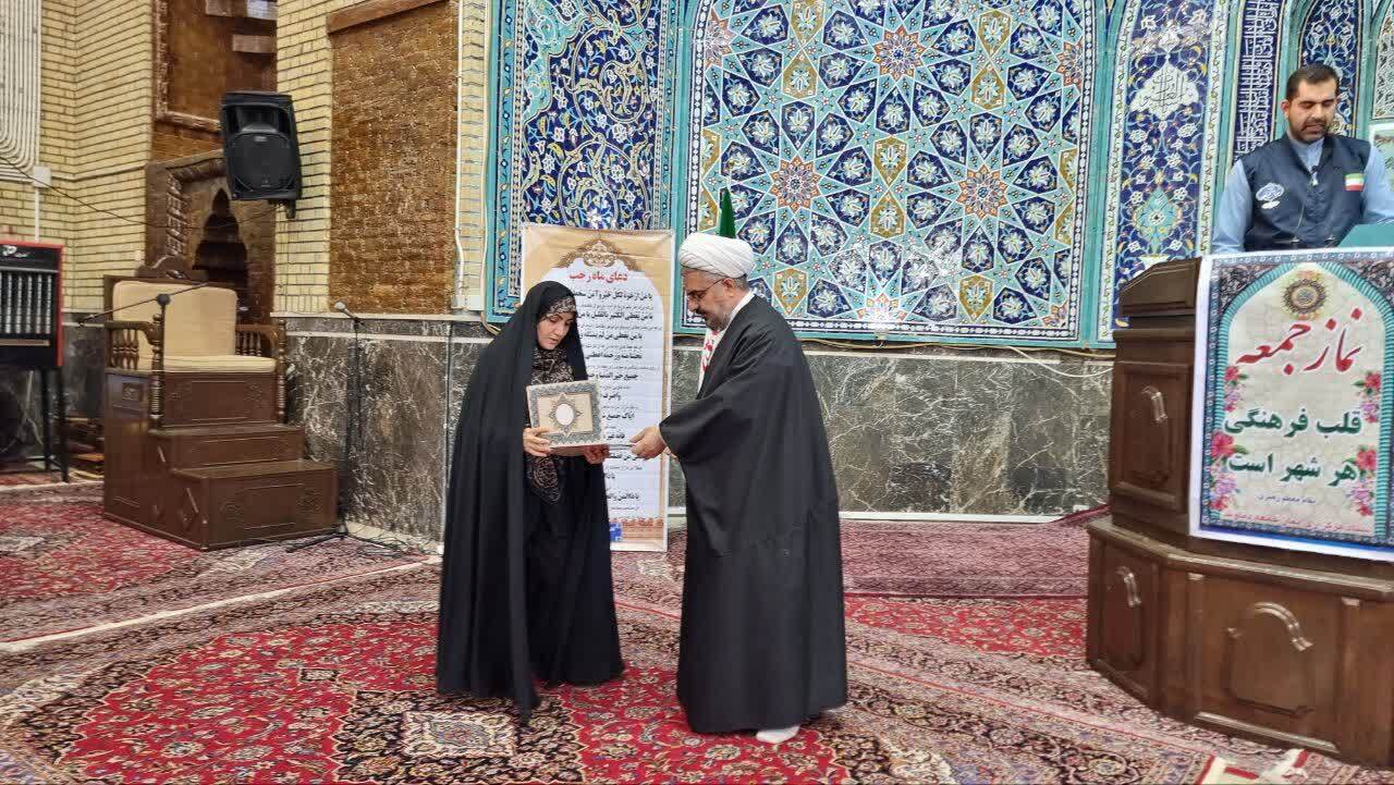 مراسم تجلیل از خانواده شهدای غریب شهرستان دماوند در نماز جمعه برگزار شد مراسم تجلیل از خانواده شهدای غریب شهرستان دماوند در نماز جمعه برگزار شد