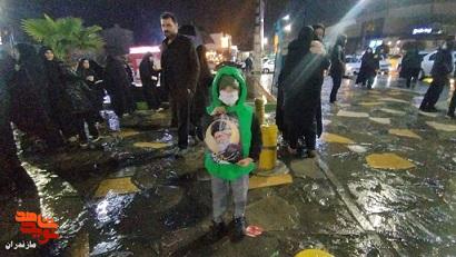 تصاویر/ اجتماع باشکوه عاشقان «سید علی» زیر باران در محمودآباد