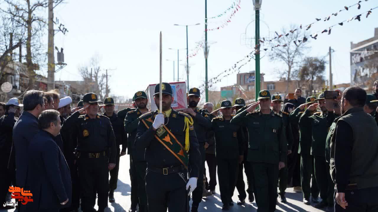 پیکر شهید «رضا حق ندری» بر روی دستان مردم کوهدشت تشییع و به خاک سپرده شد