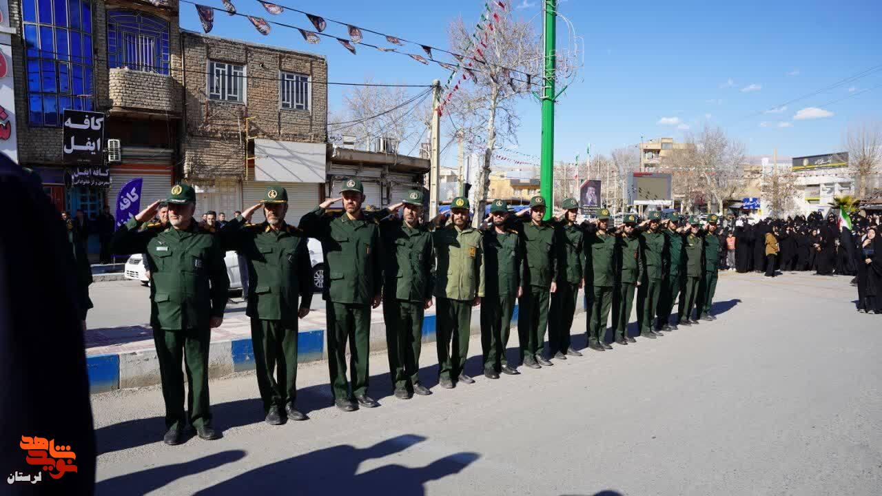 پیکر شهید «رضا حق ندری» بر روی دستان مردم کوهدشت تشییع و به خاک سپرده شد