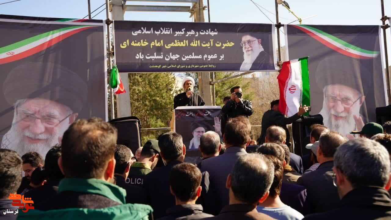 پیکر شهید «رضا حق ندری» بر روی دستان مردم کوهدشت تشییع و به خاک سپرده شد