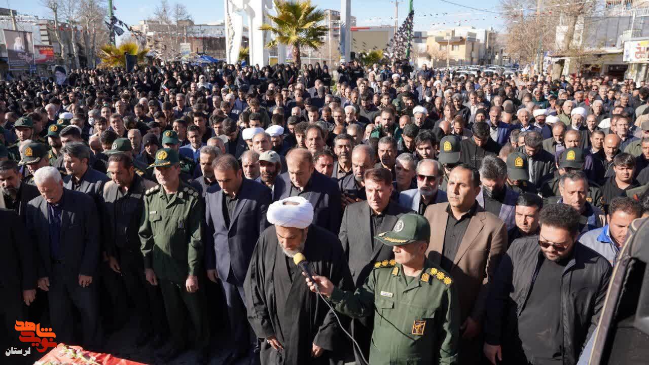 پیکر شهید «رضا حق ندری» بر روی دستان مردم کوهدشت تشییع و به خاک سپرده شد