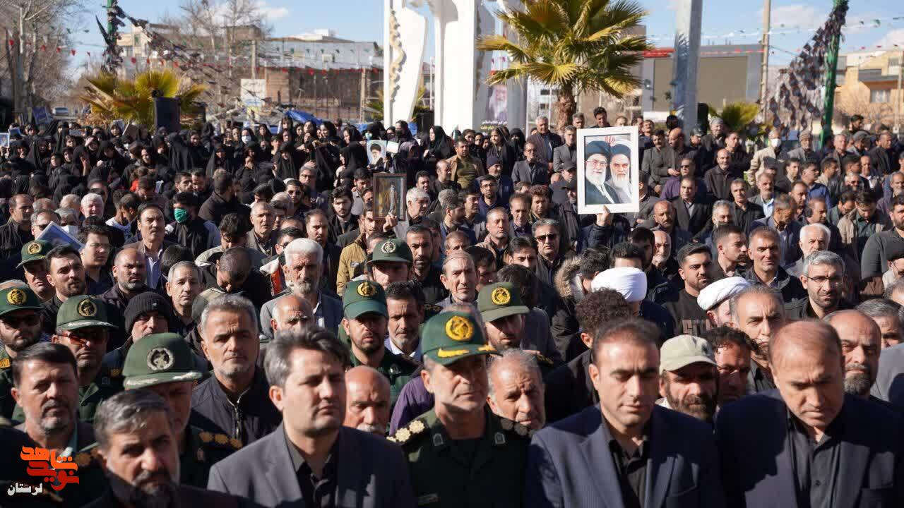 پیکر شهید «رضا حق ندری» بر روی دستان مردم کوهدشت تشییع و به خاک سپرده شد