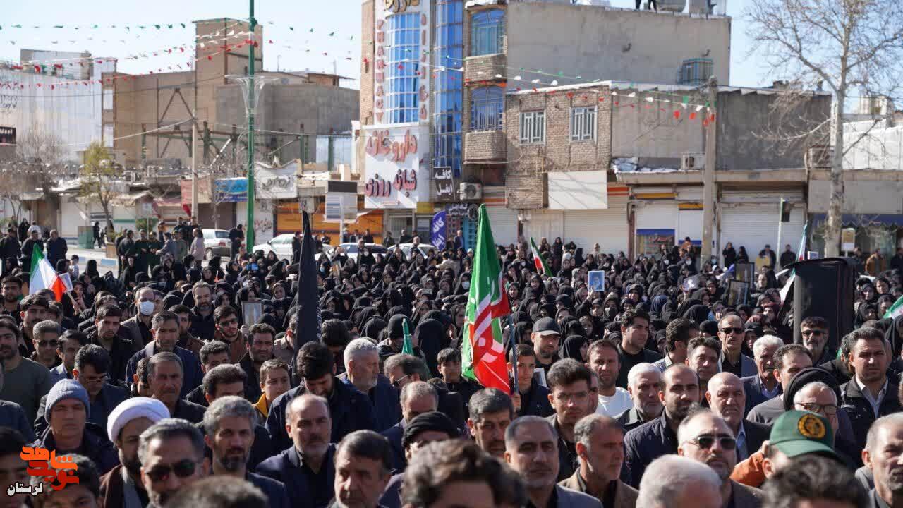 پیکر شهید «رضا حق ندری» بر روی دستان مردم کوهدشت تشییع و به خاک سپرده شد