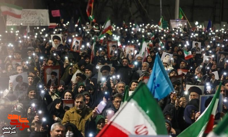 میدان ساعت تبریز در چهارمین روز شهادت امام خامنهای؛ دریاچهای از ولایت و غیرت میدان ساعت تبریز در چهارمین روز شهادت امام خامنهای؛ دریاچهای از ولایت و غیرت