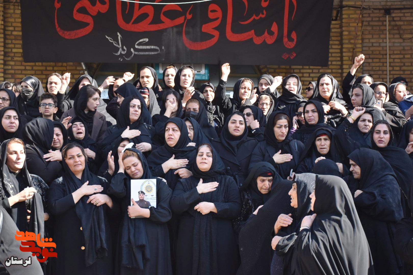 تشییع پیکر سه شهید مدافع وطن بر روی دستان مردم تا منزلگاه ابدی