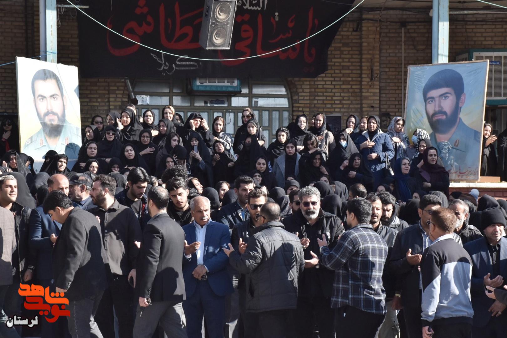 تشییع پیکر سه شهید مدافع وطن بر روی دستان مردم تا منزلگاه ابدی