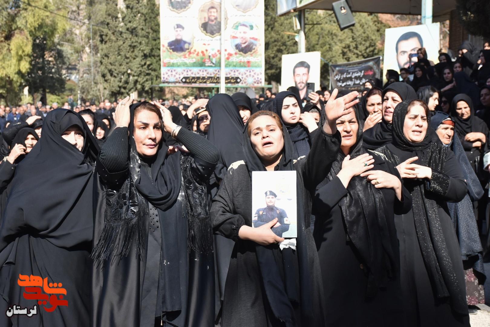 تشییع پیکر سه شهید مدافع وطن بر روی دستان مردم تا منزلگاه ابدی
