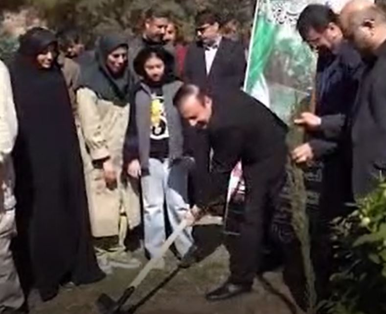 فیلم | استاندار قزوین به مناسبت روز درختکاری نهال غرس کرد فیلم | استاندار قزوین به مناسبت روز درختکاری نهال غرس کرد