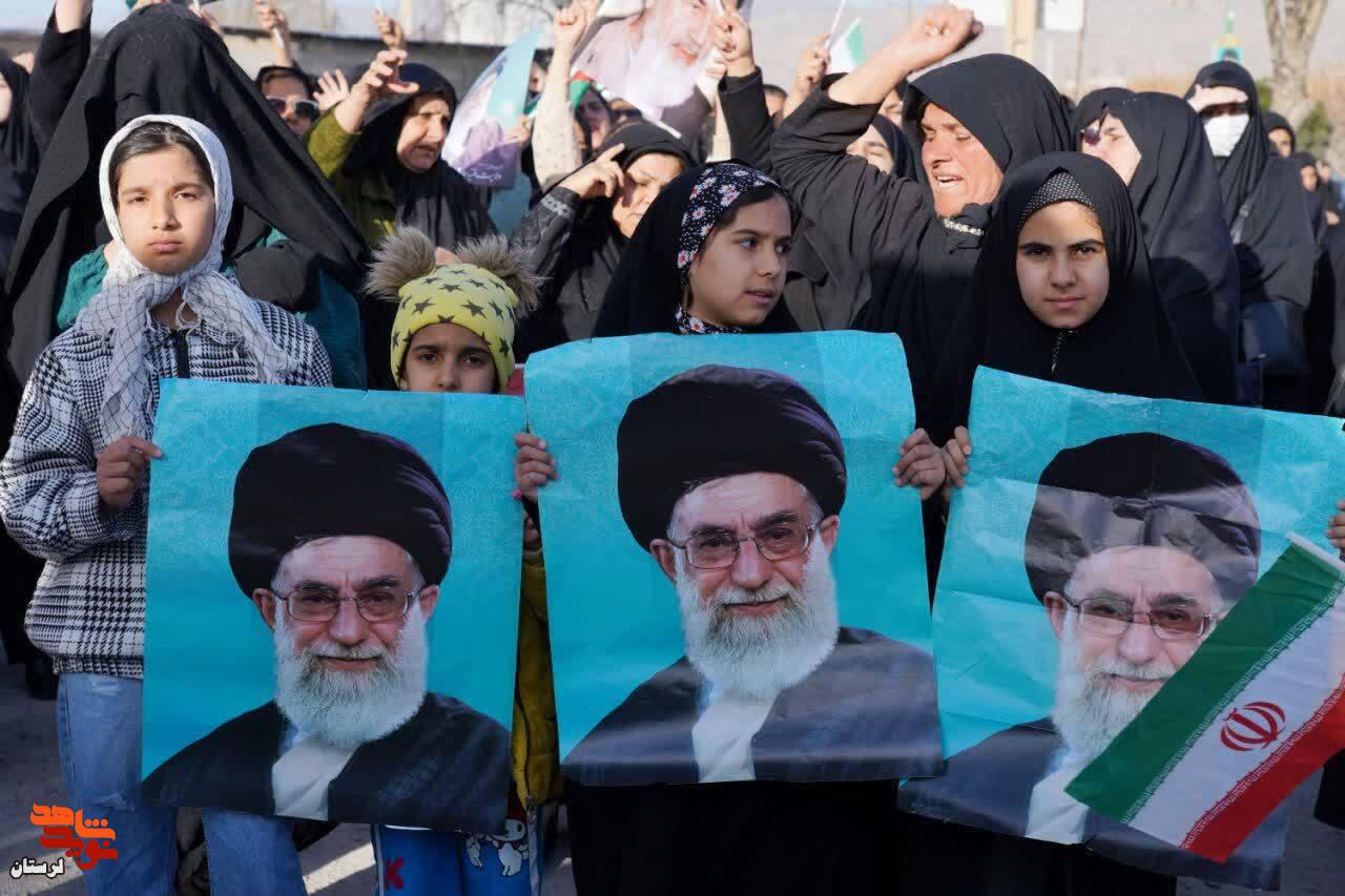 حضور پرشور کودکان و نوجوانان در عهدِ بستن با انقلاب اسلامی و بیاد رهبر فرزانه انقلاب حضور پرشور کودکان و نوجوانان در عهدِ بستن با انقلاب اسلامی و بیاد رهبر فرزانه انقلاب