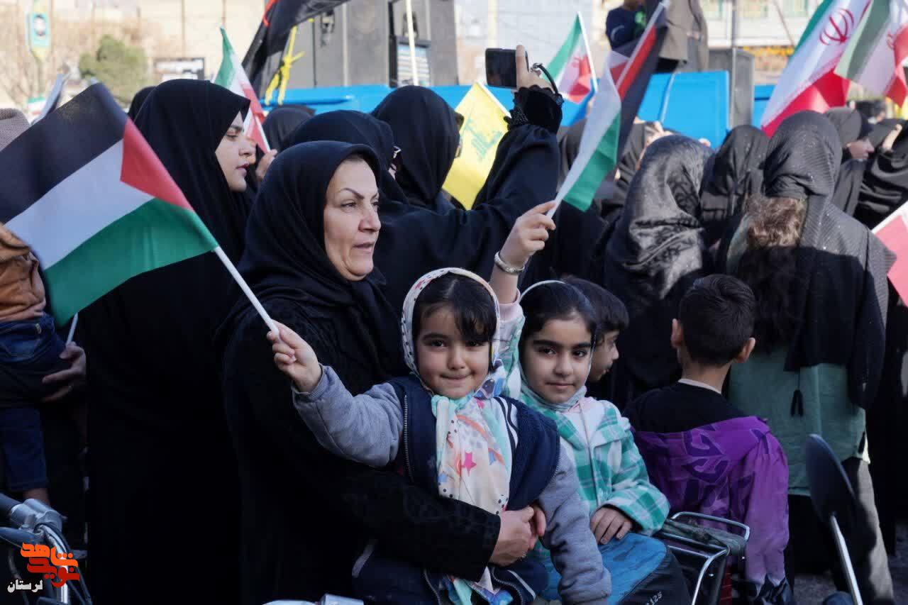 حضور پرشور کودکان و نوجوانان در عهدِ بستن با انقلاب اسلامی و بیاد رهبر فرزانه انقلاب حضور پرشور کودکان و نوجوانان در عهدِ بستن با انقلاب اسلامی و بیاد رهبر فرزانه انقلاب