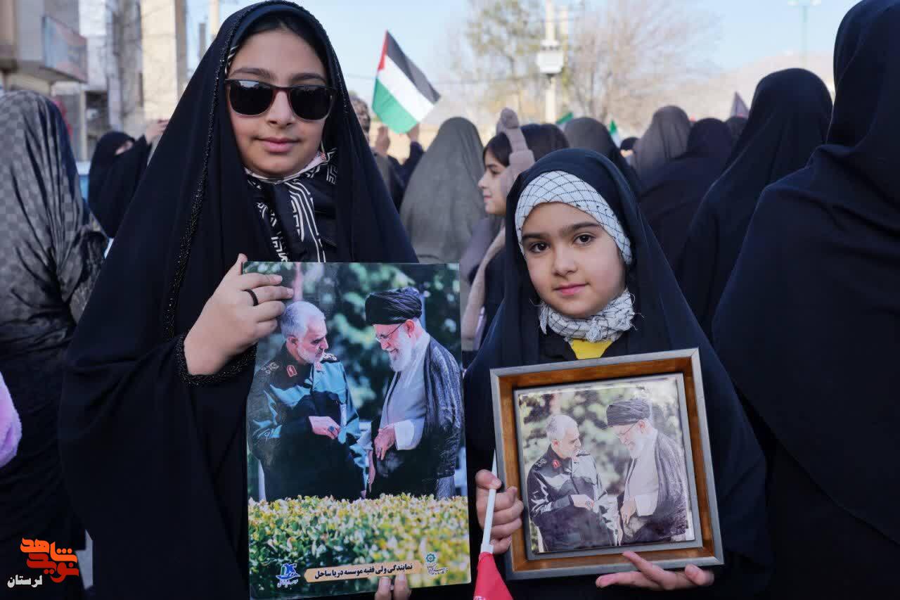 حضور پرشور کودکان و نوجوانان در عهدِ بستن با انقلاب اسلامی و بیاد رهبر فرزانه انقلاب حضور پرشور کودکان و نوجوانان در عهدِ بستن با انقلاب اسلامی و بیاد رهبر فرزانه انقلاب