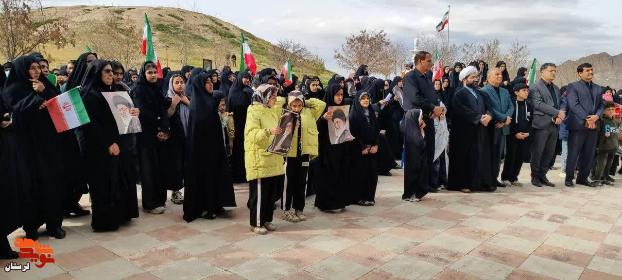 اجتماع بزرگ بانوان انقلابی شهرستان رومشکان در تجدید بیعت با امام امت