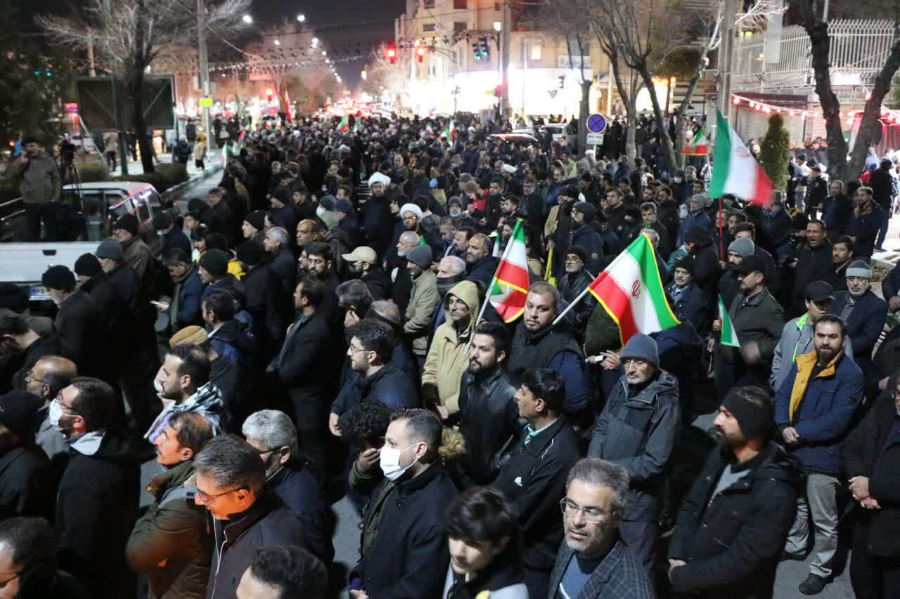 شهرکرد در سوگ دو سرباز شهید وطن؛ بدرقهای باشکوه از میدان ایمان تا اردل شهرکرد در سوگ دو سرباز شهید وطن؛ بدرقهای باشکوه از میدان ایمان تا اردل