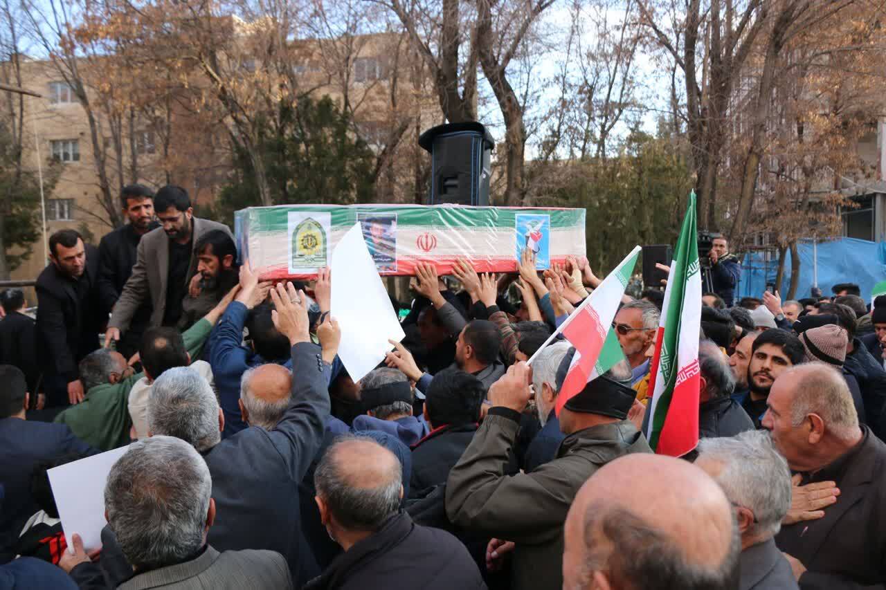 شهرکرد پیکر شهید مدافع امنیت «حمیدرضا انصاری اردلی» را با شکوه بدرقه کرد شهرکرد پیکر شهید مدافع امنیت «حمیدرضا انصاری اردلی» را با شکوه بدرقه کرد