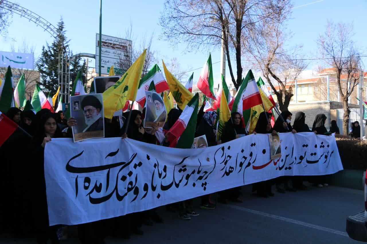 شهرکرد پیکر شهید مدافع امنیت «حمیدرضا انصاری اردلی» را با شکوه بدرقه کرد شهرکرد پیکر شهید مدافع امنیت «حمیدرضا انصاری اردلی» را با شکوه بدرقه کرد
