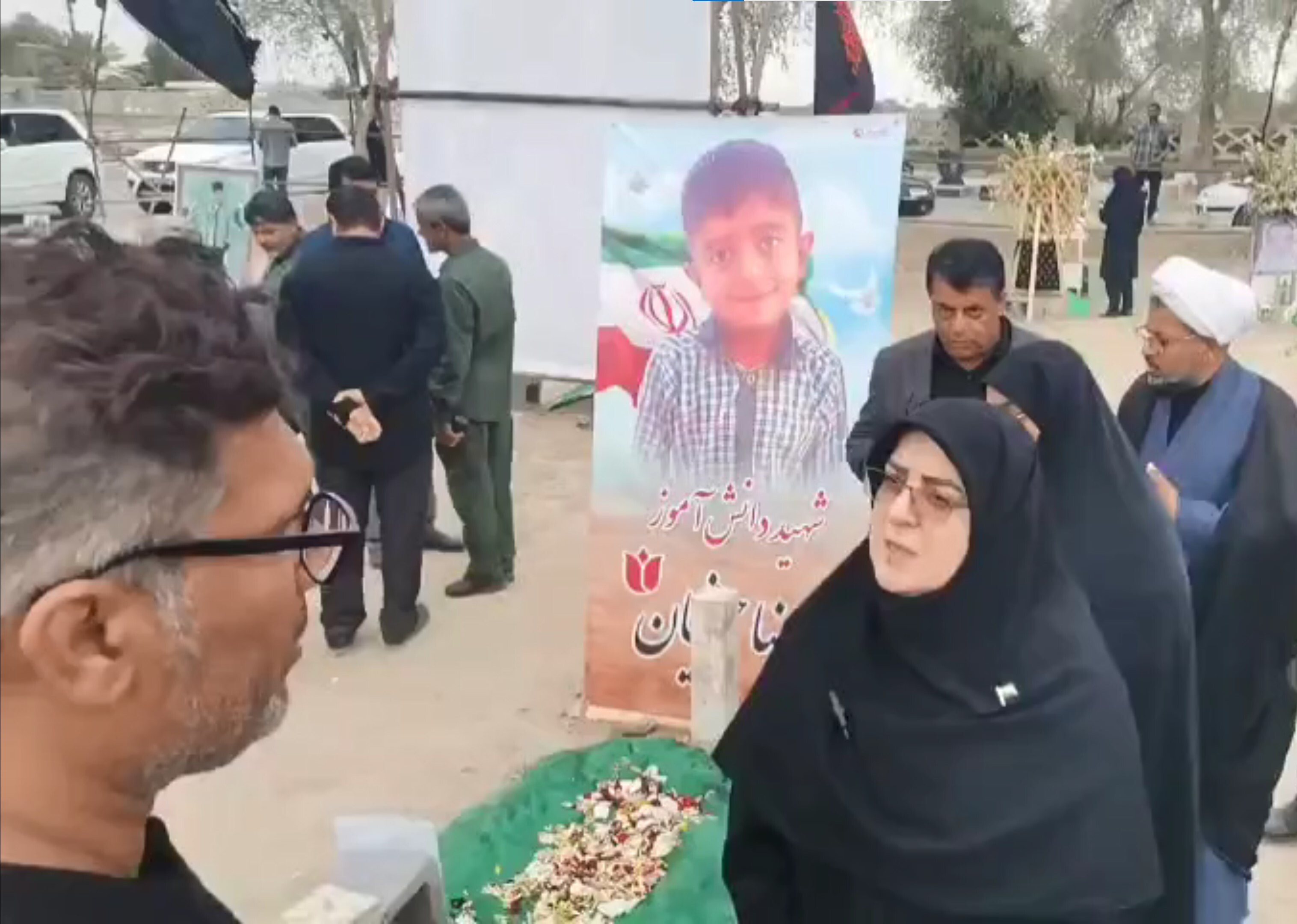 دیدار سخنگوی دولت با خانوادههای شهدای مدرسه دخترانه میناب دیدار سخنگوی دولت با خانوادههای شهدای مدرسه دخترانه میناب