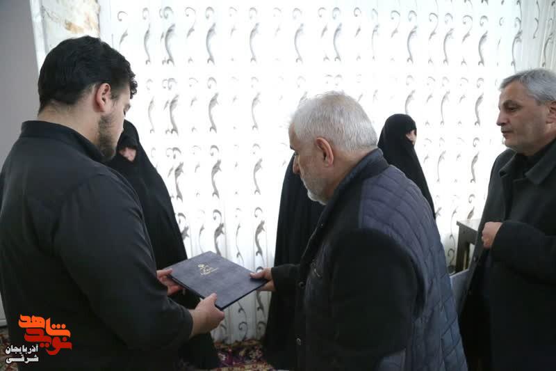 دیدار مدیرکل بنیاد شهید آذربایجانشرقی با خانواده شهدای جنگ رمضان در تبریز دیدار مدیرکل بنیاد شهید آذربایجانشرقی با خانواده شهدای جنگ رمضان در تبریز