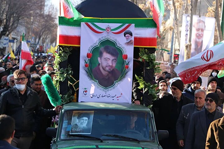 شهرکرد پیکر شهید مدافع امنیت «حمیدرضا انصاری اردلی» را با شکوه بدرقه کرد