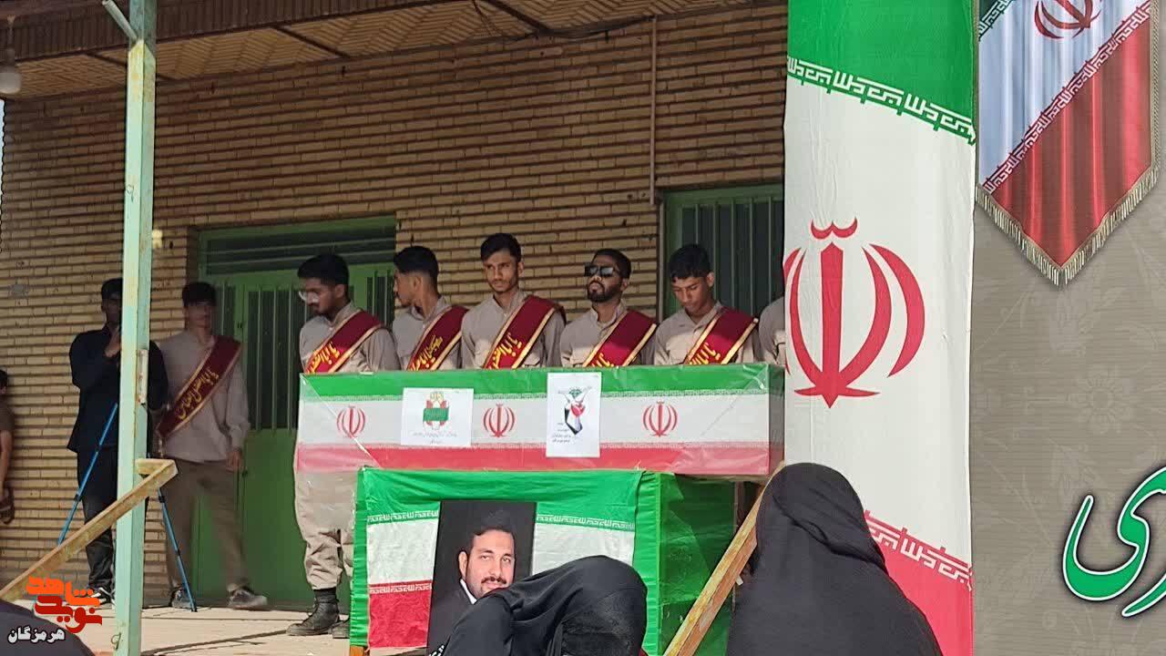 تشییع پیکر شهید والامقام «منصور مظفری درگیری» در دهستان ایسین تشییع پیکر شهید والامقام «منصور مظفری درگیری» در دهستان ایسین