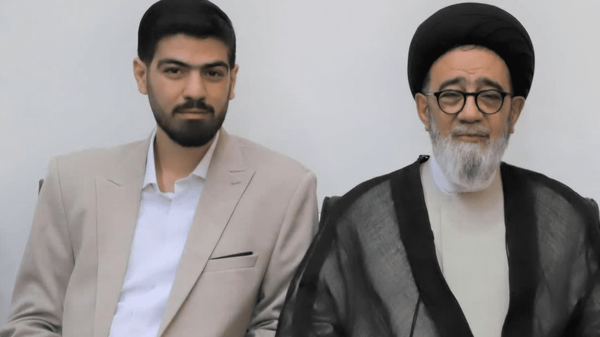 بیعت پدر و پسر شهید آل هاشم با رهبر معظم انقلاب بیعت پدر و پسر شهید آل هاشم با رهبر معظم انقلاب