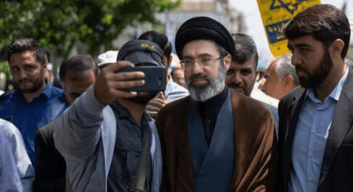 بیعت بیش از ۱۰ هزار فرزند شهید با رهبر جدید انقلاب اسلامی