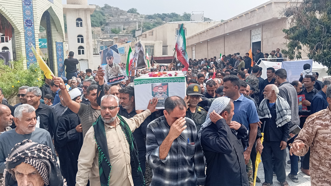 تشییع پیکر شهید جنگ تحمیلی آمریکا و اسرائیل بر دستان مردم میناب تشییع پیکر شهید جنگ تحمیلی آمریکا و اسرائیل بر دستان مردم میناب