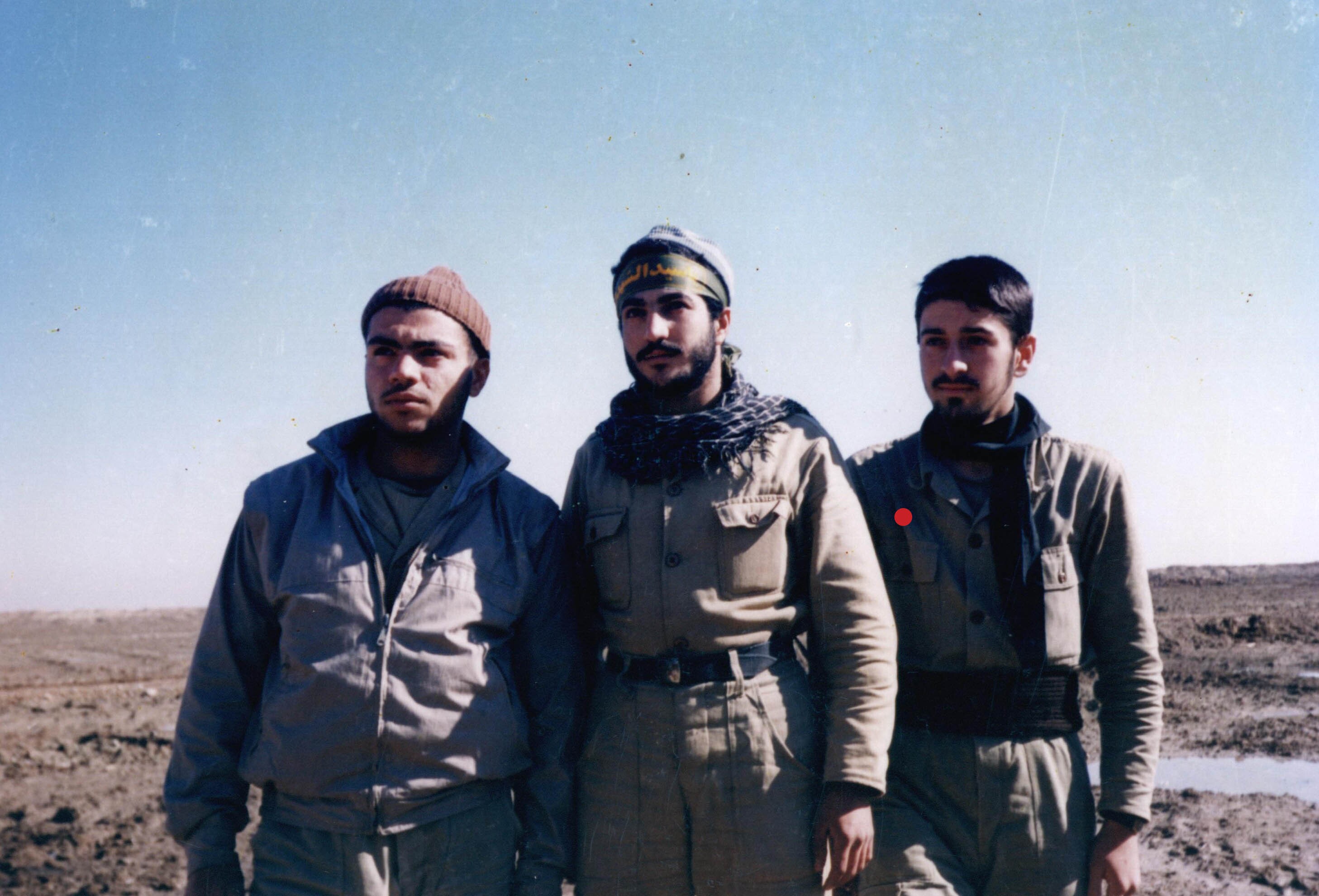 انگشتری که از انگشت شهید به دست پدر نشست/ روایت پدری که پسرش مسجد را آب و جارو میکرد انگشتری که از انگشت شهید به دست پدر نشست/ روایت پدری که پسرش مسجد را آب و جارو میکرد