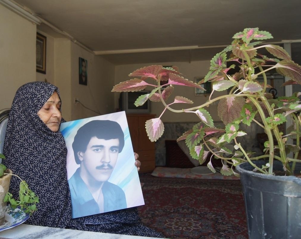 یک پلاک تنها یادگاری مادر غلامرضا ایزدی از فرزند شهیدش است یک پلاک تنها یادگاری مادر غلامرضا ایزدی از فرزند شهیدش است