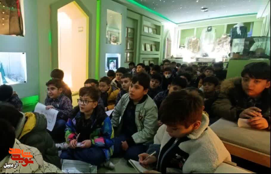 بازدید دانش‌آموزان دبستان پسرانه شهید مهرآور از موزه شهدای اردبیل+ عکس