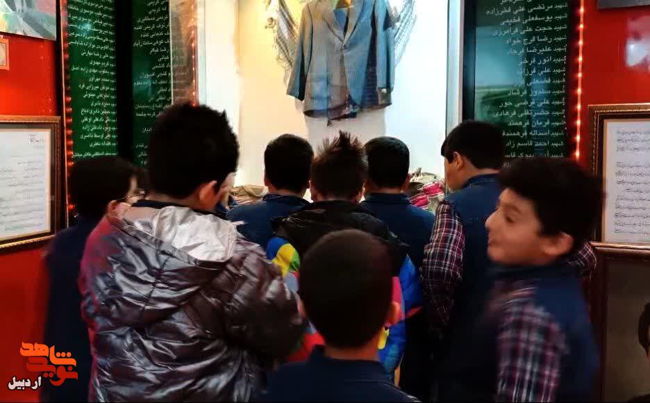 بازدید دانش‌آموزان دبستان پسرانه شهید مهرآور از موزه شهدای اردبیل+ عکس