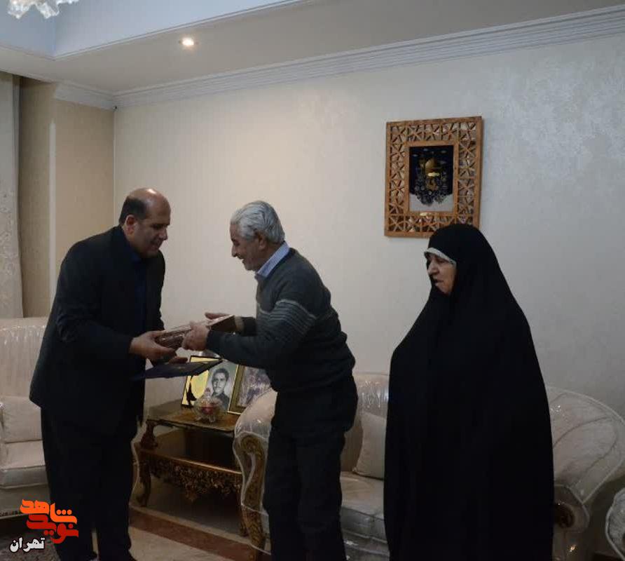 پایداری و نجابت خانوادههای شهدا، نماد استقامت ملت ماست پایداری و نجابت خانوادههای شهدا، نماد استقامت ملت ماست