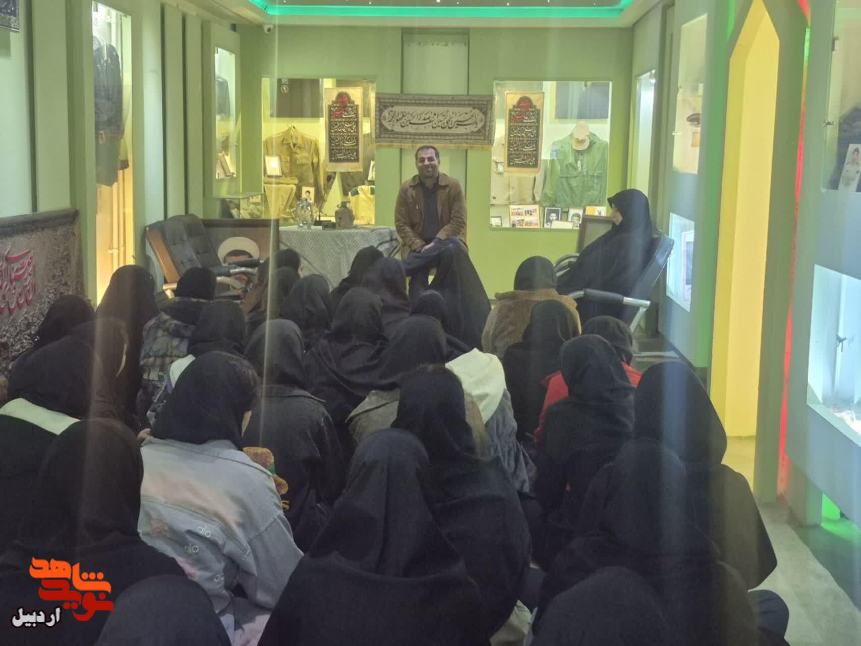 بازدید دانشآموزان مدرسه دخترانه بهار از موزه شهدای اردبیل بازدید دانشآموزان مدرسه دخترانه بهار از موزه شهدای اردبیل