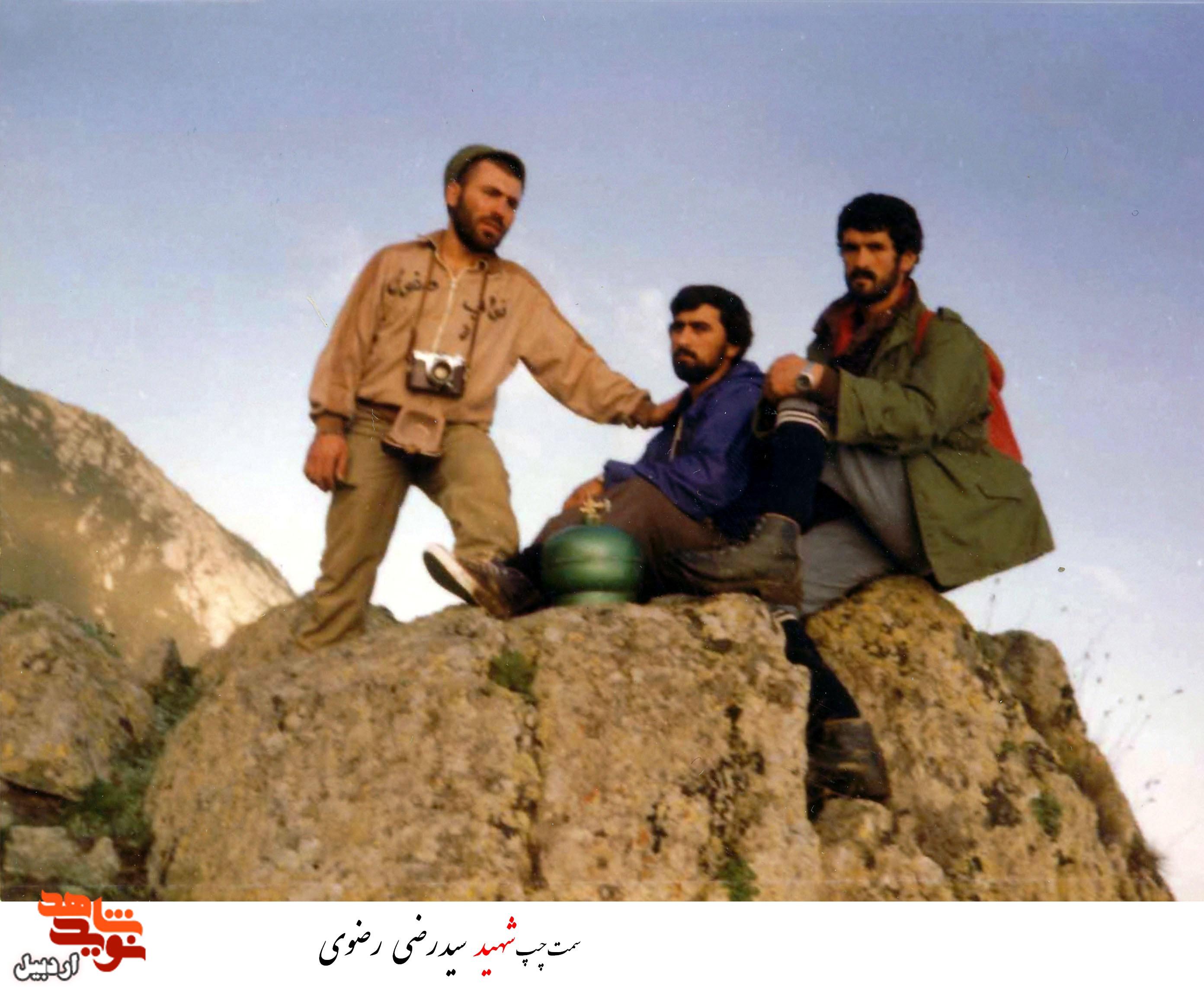 با آنهایی که ضد ولایت فقیه هستند مبارزه نمائید و امام عزیز را تنها نگذارید