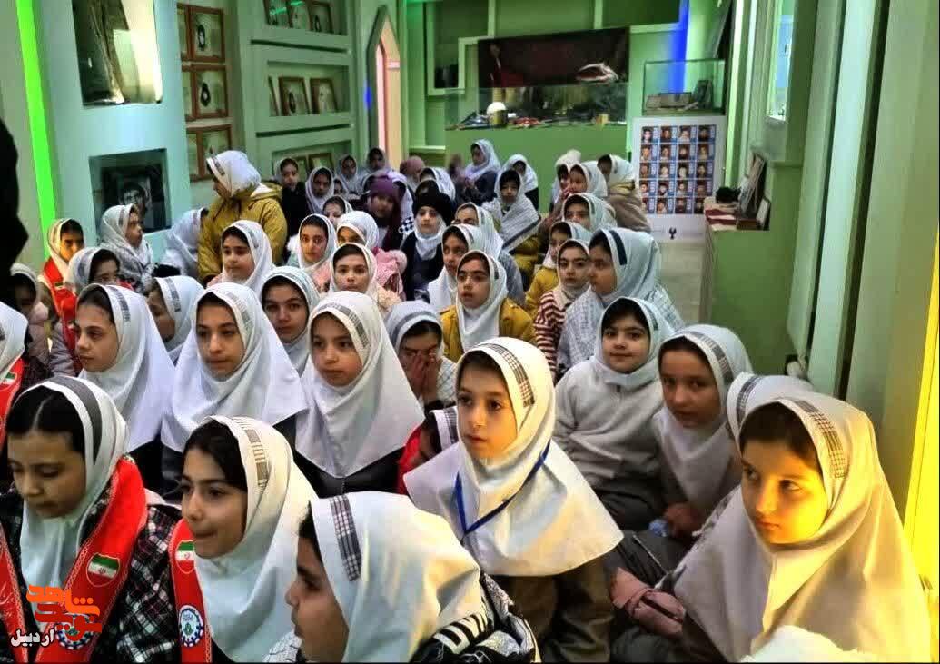 بازدید دانش‌آموزان دبستان دخترانه شهید پاسبانی از موزه شهدای اردبیل