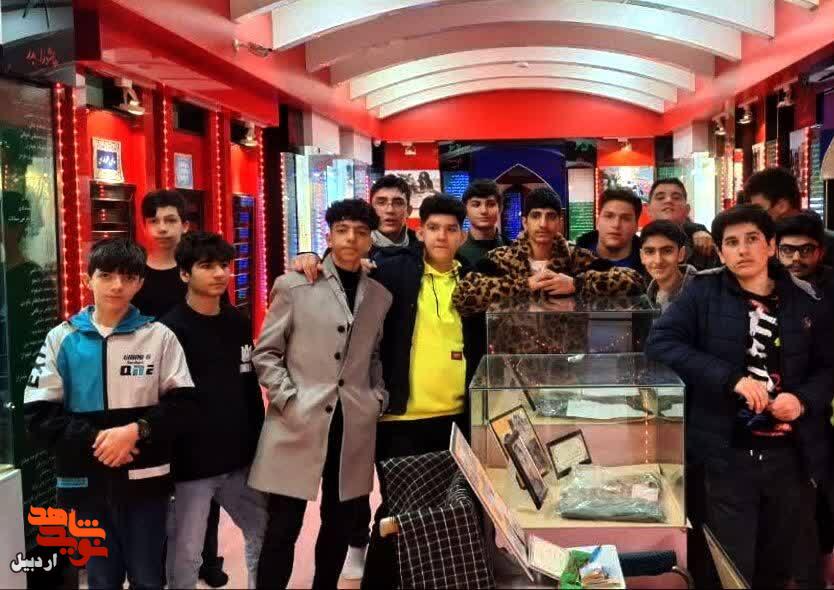 بازدید پژوهشگران نوجوان اردبیلی از موزه شهدا