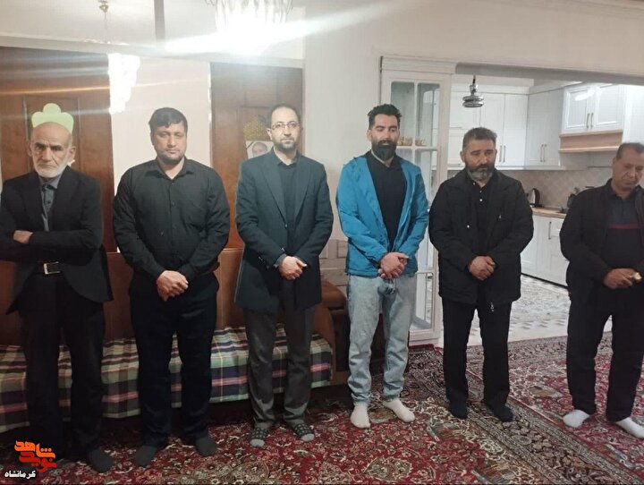 تصاویر| دیدار مسئولان شهرستان کنگاور با خانواده شهید خلبان «مجتبی کیانی»