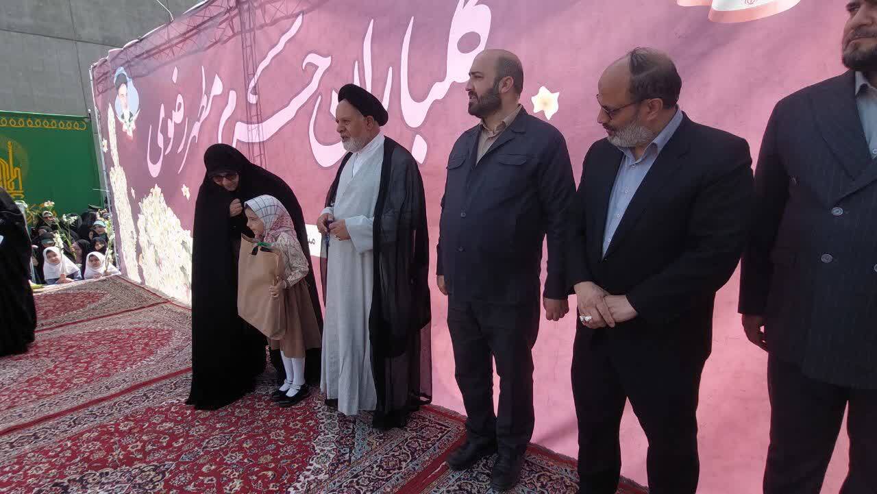 از دختران شهدا در جشن دختران خورشید تجلیل به عمل آمد