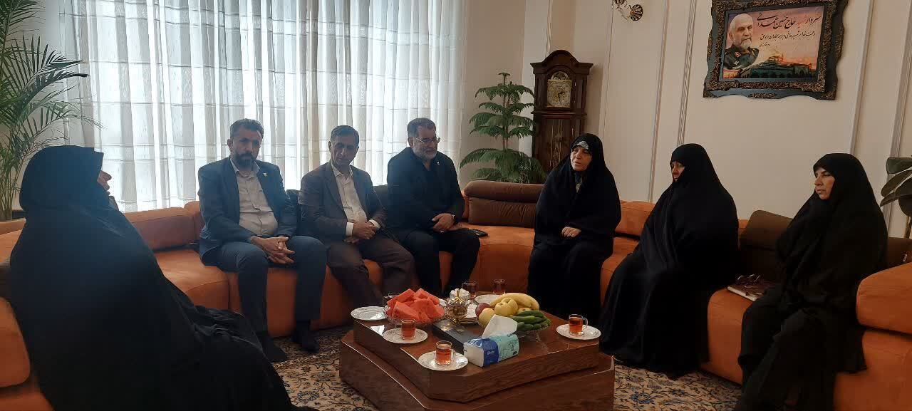 دیدار معاون تعاون و اموراجتماعی بنیاد شهید و امورایثارگران با همسر شهید مدافع حرم «حسین همدانی» و مادر «شهیدان شکاری»