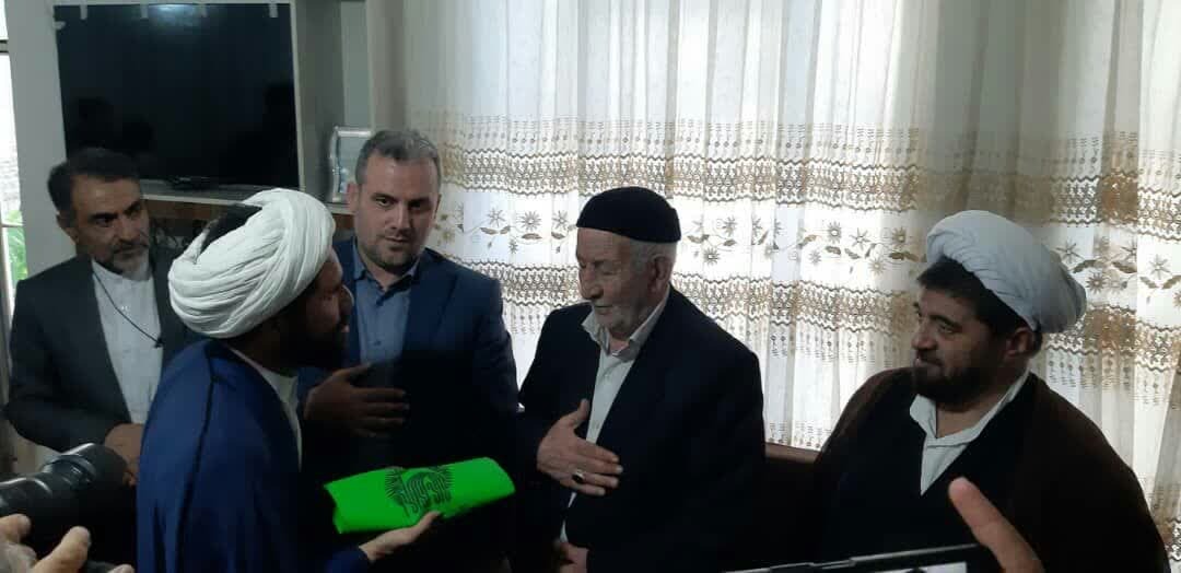 حضور پرچم مقدس آستان قدس رضوی در منزل پدر گرامی شهید والامقام حجت مراد علی کوسه لو