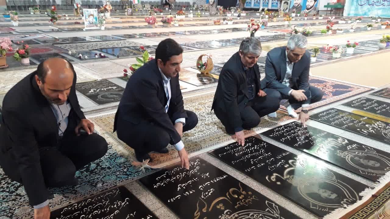 ادای احترام مدیرکل اسناد و انتشارات بنیاد شهید و امور ایثارگران به مقام شهدای گیلان