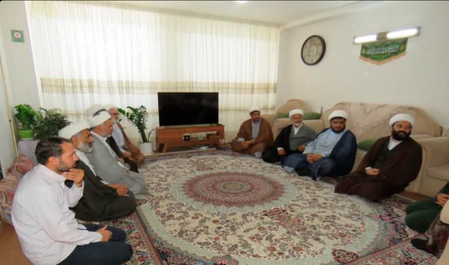 تصاویر/دیدار مدیر کل حفظ آثار و نشر ارزش‌های دفاع مقدس خراسان شمالی با خانواده شهید طلبه «بازرگان گریوانی»