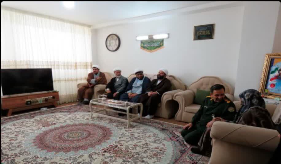 تصاویر/دیدار مدیر کل حفظ آثار و نشر ارزش‌های دفاع مقدس خراسان شمالی با خانواده شهید طلبه «بازرگان گریوانی»