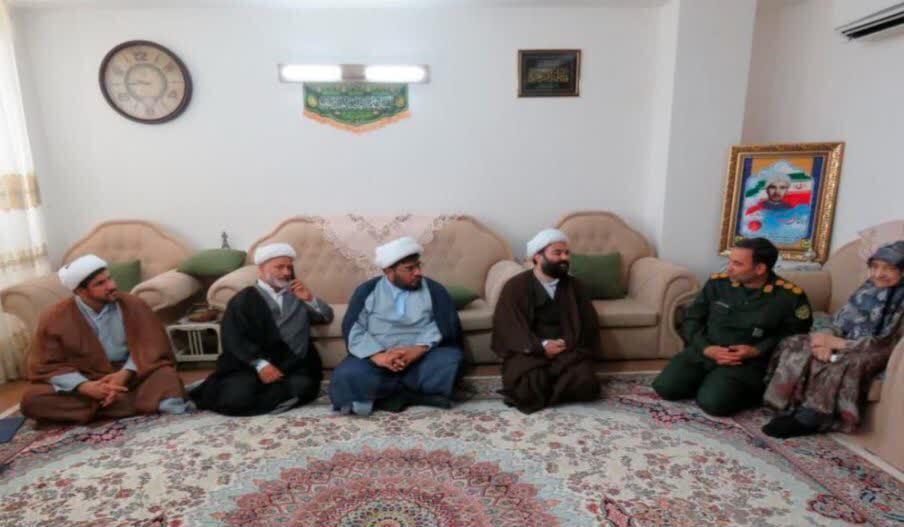 تصاویر/دیدار مدیر کل حفظ آثار و نشر ارزش‌های دفاع مقدس خراسان شمالی با خانواده شهید طلبه «بازرگان گریوانی»