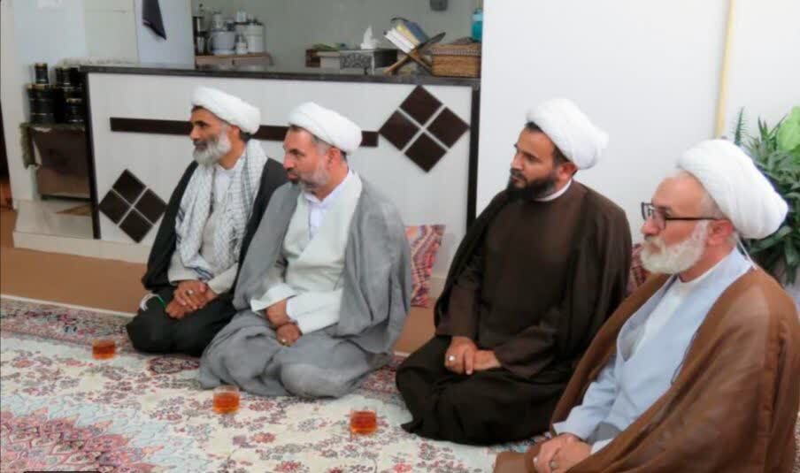 تصاویر/دیدار مدیر کل حفظ آثار و نشر ارزش‌های دفاع مقدس خراسان شمالی با خانواده شهید طلبه «بازرگان گریوانی»