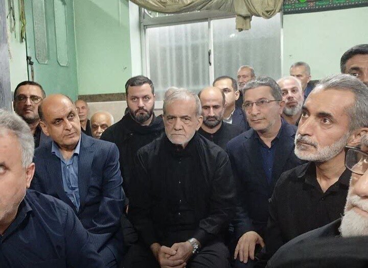 حضور رئیس‌جمهور در مراسم ترحیم ابوالشهید حاج حافظ کوچکی‌نژاد